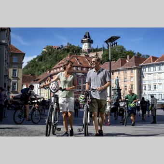 Radfahrer am Hauptplatz in Graz | © STG | Tom Lamm