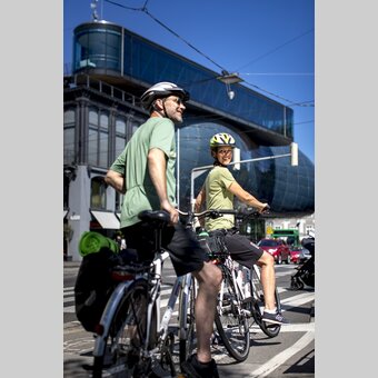 Radfahrer vor dem Kunsthaus (friendly alien) in Graz | © STG | Tom Lamm