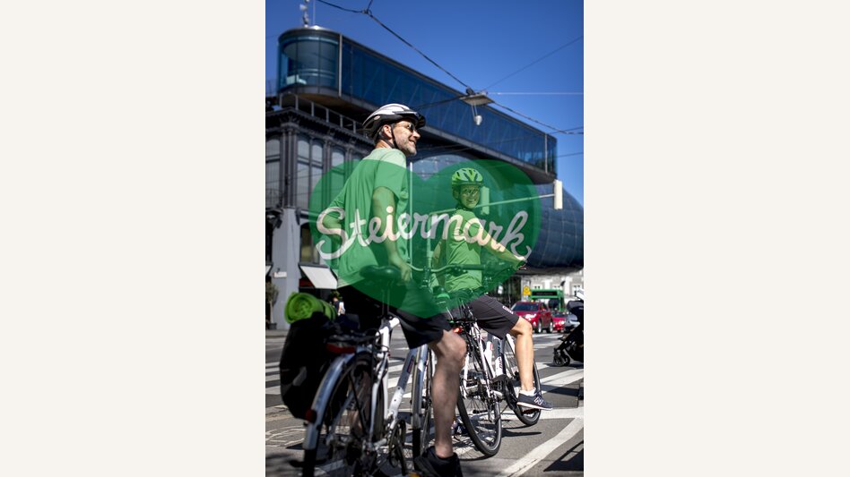 Radfahrer vor dem Kunsthaus (friendly alien) in Graz | © STG | Tom Lamm