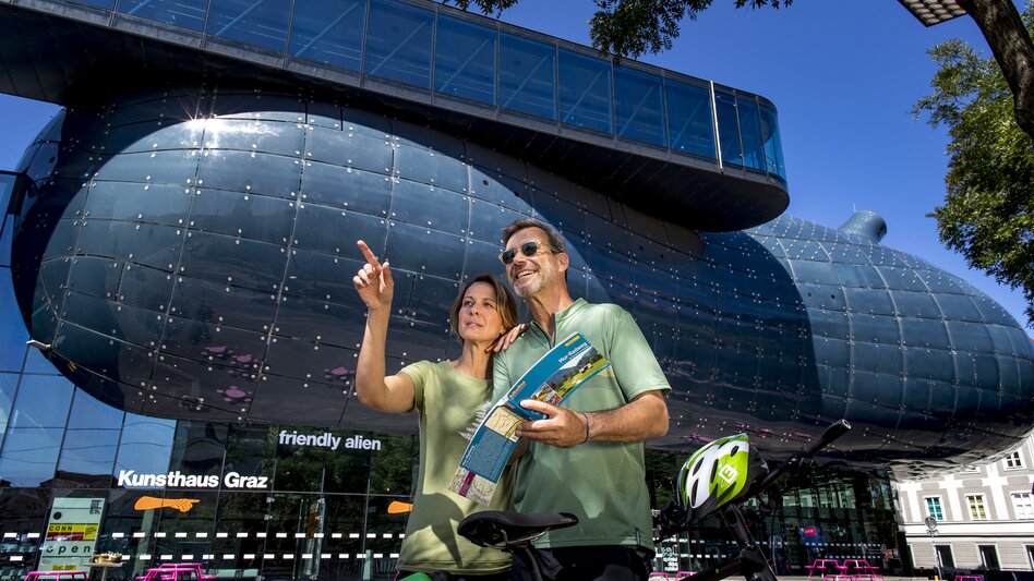 Cyclists in Graz, Kunsthaus | © Steiermark Tourismus | Tom Lamm
