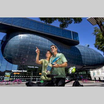 Radfahrer vor dem Kunsthaus (friendly alien) in Graz | © STG | Tom Lamm