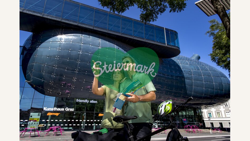 Radfahrer vor dem Kunsthaus (friendly alien) in Graz | © STG | Tom Lamm