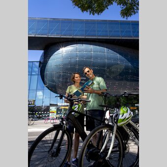 Radfahrer vor dem Kunsthaus (friendly alien) in Graz | © STG | Tom Lamm