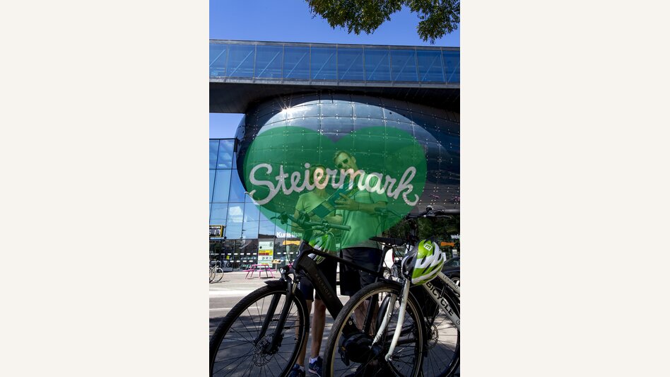 Radfahrer vor dem Kunsthaus (friendly alien) in Graz | © STG | Tom Lamm