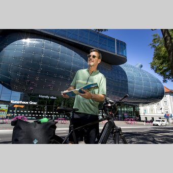 Radfahrer vor dem Kunsthaus (friendly alien) in Graz | © STG | Tom Lamm