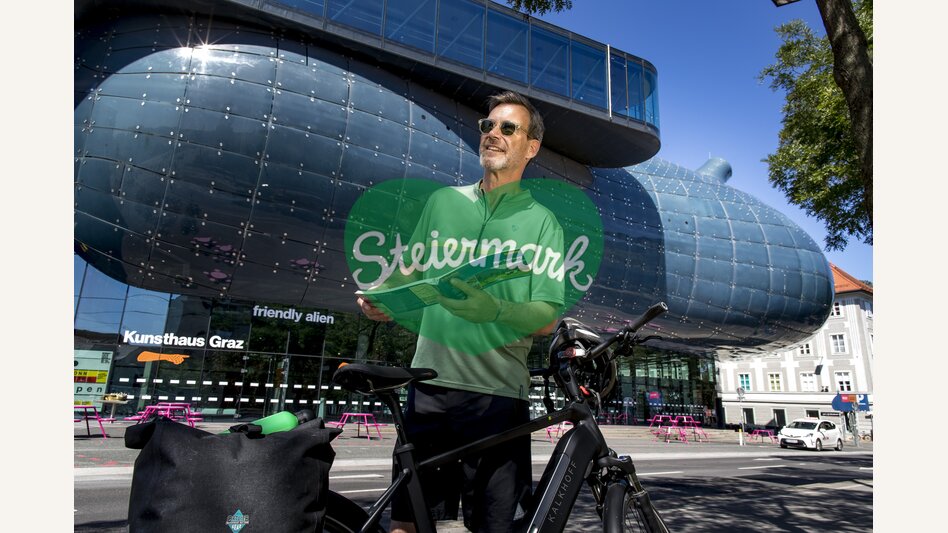 Radfahrer vor dem Kunsthaus (friendly alien) in Graz | © STG | Tom Lamm