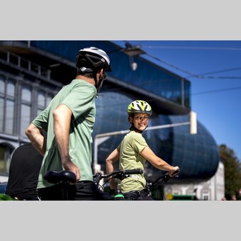 Radfahren vor dem Kunsthaus (friendly alien) in Graz | © STG | Tom Lamm