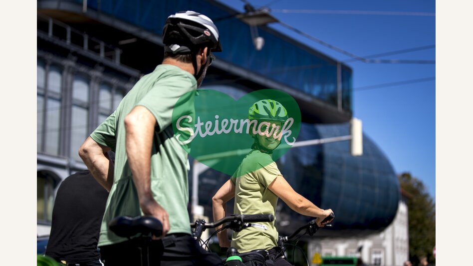 Radfahren vor dem Kunsthaus (friendly alien) in Graz | © STG | Tom Lamm