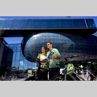 Radfahrer vor dem Kunsthaus (friendly alien) in Graz | © STG | Tom Lamm