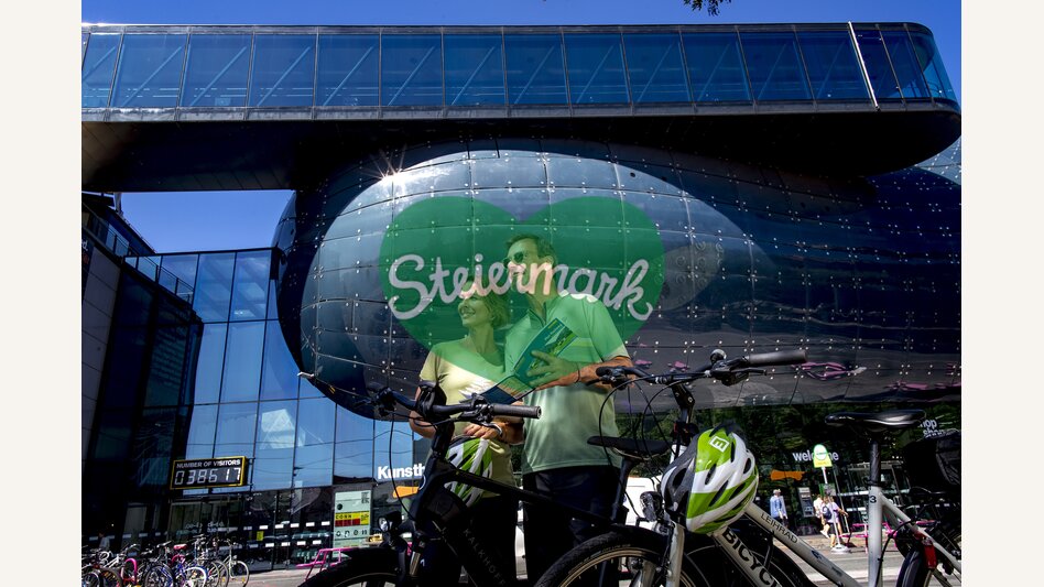 Radfahrer vor dem Kunsthaus (friendly alien) in Graz | © STG | Tom Lamm