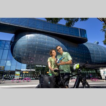 Radfahrer vor dem Kunsthaus (friendly alien) in Graz | © STG | Tom Lamm