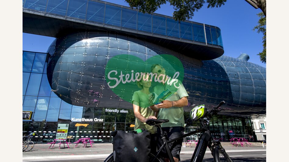 Radfahrer vor dem Kunsthaus (friendly alien) in Graz | © STG | Tom Lamm