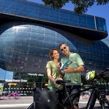Radfahrer vor dem Kunsthaus (friendly alien) in Graz | © STG | Tom Lamm