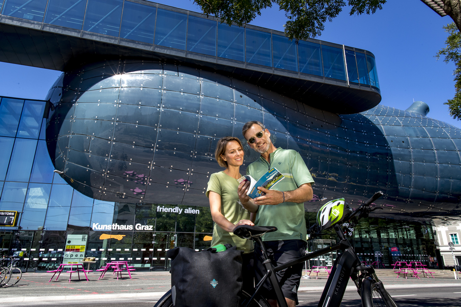 Cyclists in Graz, Kunsthaus | © Steiermark Tourismus | Tom Lamm