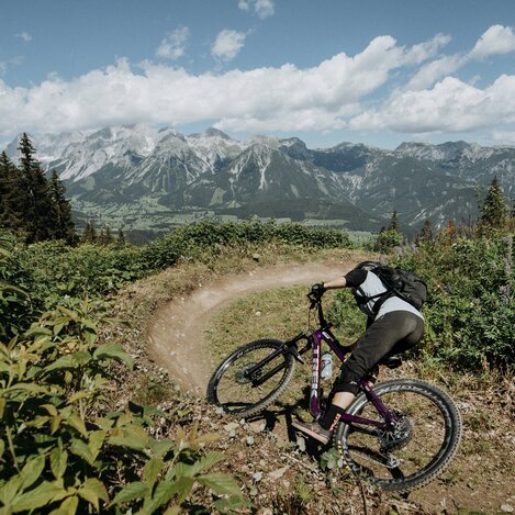 Biken auf der Reiteralm mit Bick auf den Dachstein | © TVB Schladming-Dachstein | Charly Lukas