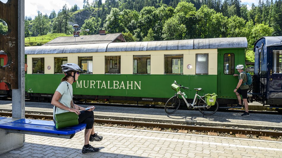 Boarding the train Murtalbahn | © Steiermark Tourismus | pixelmaker.at