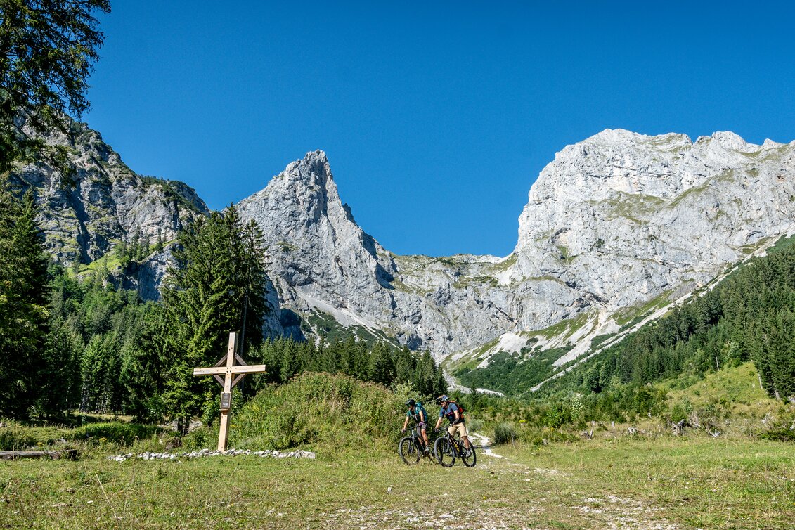 Mountainbiker beim  Juliuskreuz in der Eisenerzer Ramsau | © STG | Jesse Streibl