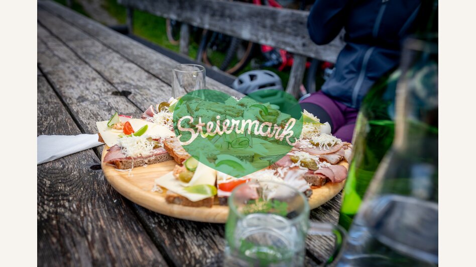 Stärkung beim Biken | © STG | Jesse Streibl