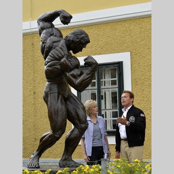 Arnold Schwarzenegger bei seinem Museum in Thal | © STG | Gery Wolf