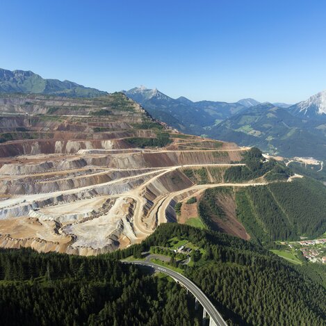 Panoramablick auf den Erzberg an der Eisenstraße | © STG | Harry Schiffer