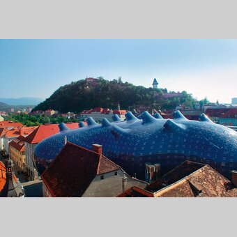 Kunsthaus Graz mit Schloßberg im Hintergrund | © Graz Tourismus | Zepp@Cam