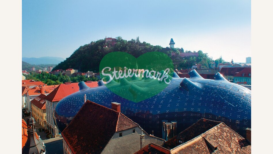 Kunsthaus Graz mit Schloßberg im Hintergrund | © Graz Tourismus | Zepp@Cam
