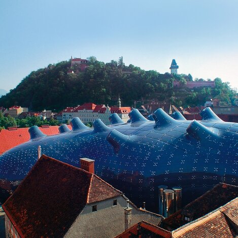 Kunsthaus Graz mit Schloßberg im Hintergrund | © Graz Tourismus | Zepp@Cam