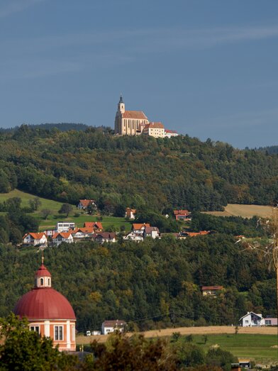 Pöllau with the Schloss Pöllau (below) and the Wallfahrtskirche Pöllauberg (above) | © Steiermark Tourismus | Niki Pommer