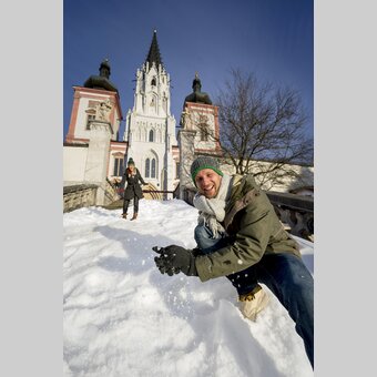 Schneeballschlacht vor der Basilika Mariazell | © STG | Tom Lamm