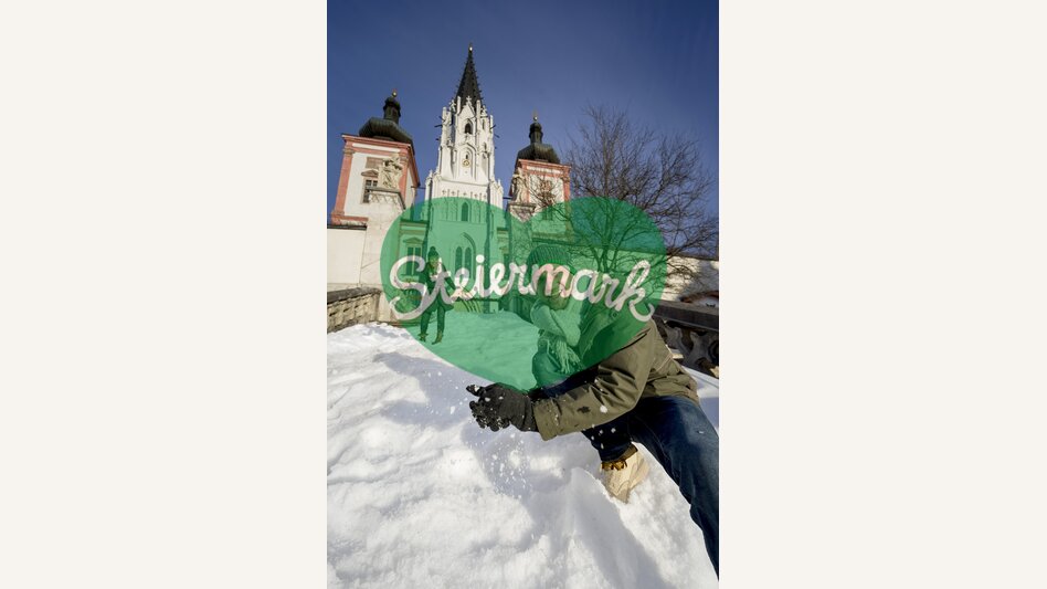 Schneeballschlacht vor der Basilika Mariazell | © STG | Tom Lamm