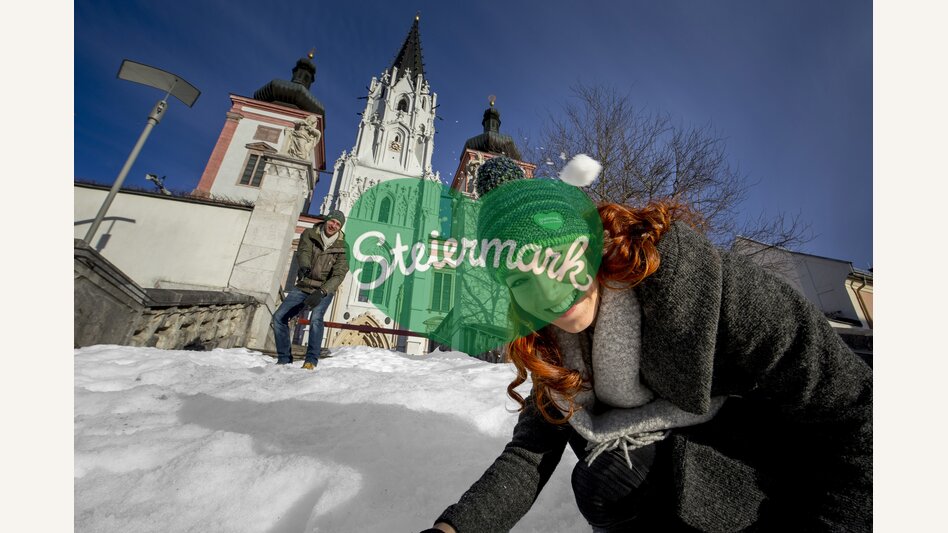 Schneeballschlacht vor der Basilika Mariazell | © STG | Tom Lamm