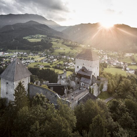 Burg Gallenstein (castle) with a view to St. Gallen in the nationalpark Gesäuse | © Nationalpark Gesäuse | Stefan Leitner | Picture can only be used in connection with the nationalpark Gesäuse.