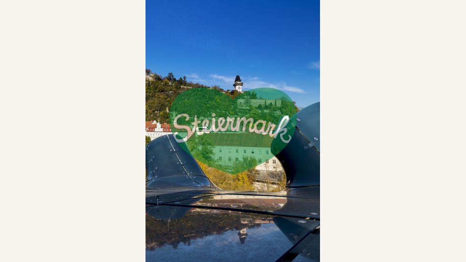Graz mit Kunsthaus und Schlossberg samt Uhrturm | © STG | Harry Schiffer