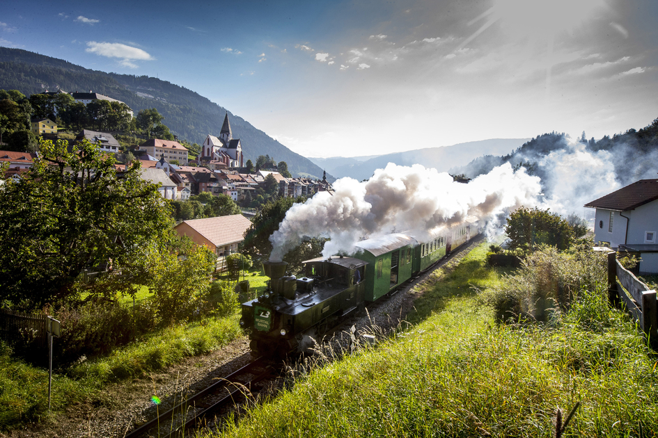 Train Murtalbahn with Murau in the background | © Steiermark Tourismus | Tom Lamm