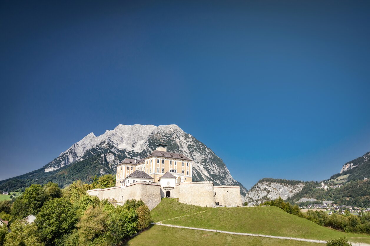 Schloss Trautenfels mit Grimming im Hintergrund | © Schloss Trautenfels | Christoph Huber