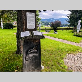 Gedenkstein für Martin Zeiller in Ranten: Verfasser des ersten Reiseführers in deutscher Sprache im Jahr 1651 | © STG | Ute Hödl