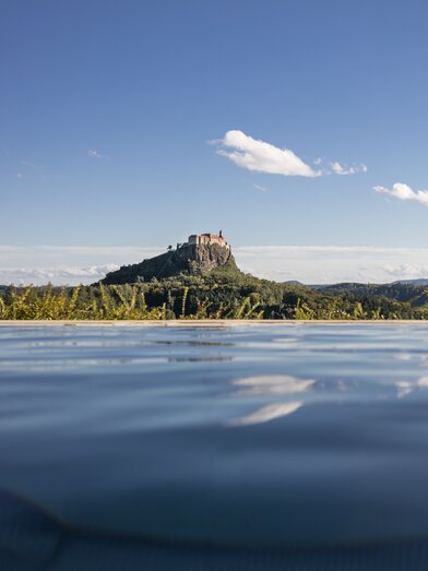 View of the Riegersburg from the Genusshotel | © Thermen- & Vulkanland | Harald Eisenberger