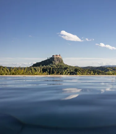View of the Riegersburg from the Genusshotel | © Thermen- & Vulkanland | Harald Eisenberger