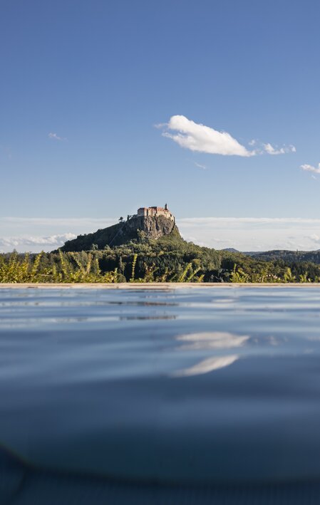 View of the Riegersburg from the Genusshotel | © Thermen- & Vulkanland | Harald Eisenberger