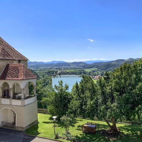 Schloss Seggau mit Blick auf Sulmsee | © STG | Sarah Valda
