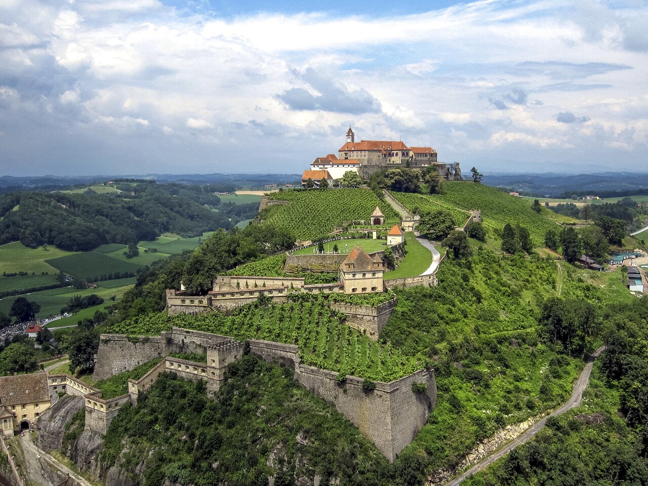 The imposing Riegersburg on the volcanic rock with 3 museums | © Thermen- & Vulkanland | Harald Eisenberger