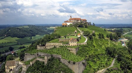 Die imposante Riegersburg auf dem Vulkanfelsen mit 3 Museen | © Thermen- & Vulkanland | Harald Eisenberger