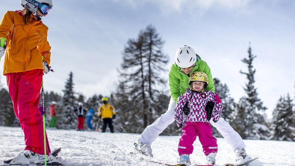 Family with young skier | © Steiermark Tourismus | Tom Lamm