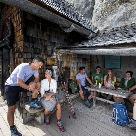 Wanderer beim Friedenskircherl am Stoderzinken: Wanderroute "Vom Gletscher zum Wein" | © STG | Tom Lamm