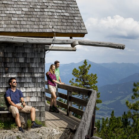 Wanderer beim Friedenskircherl am Stoderzinken: Wanderroute "Vom Gletscher zum Wein" | © STG | Tom Lamm