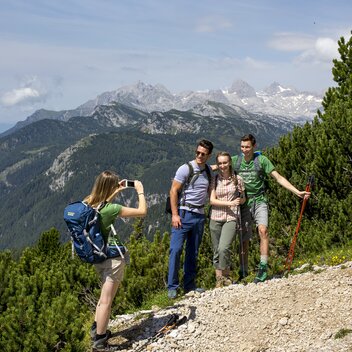 Gruppenfoto mit Dachsteingletscher im Hintergrund: Wanderroute "Vom Gletscher zum Wein" | © STG | Tom Lamm