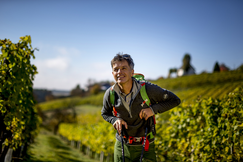 Mountain guide Herbert Raffalt on the hiking route "From glacier to wine" | © Steiermark Tourismus | Tom Lamm
