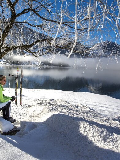 Cross-country skiers having a rest at Grundlsee lake | © Steiermark Tourismus | Tom Lamm