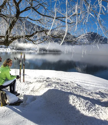 Cross-country skiers having a rest at Grundlsee lake | © Steiermark Tourismus | Tom Lamm