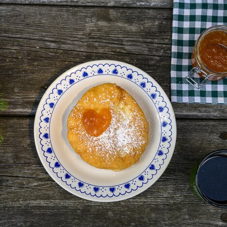 Stärkung beim Wandern mit einem Bauernkrapfen | © STG | pixelmaker.at